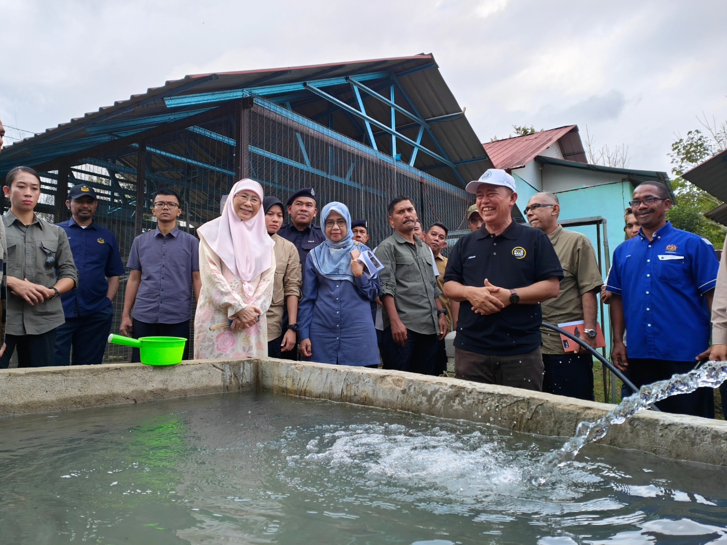 Read more about the article LAWATAN KERJA YABHG. DATO’ SERI DR. WAN AZIZAH BINTI DR.WAN ISMAIL KE KG. ORANG ASLI KUALA KOH, GUA MUSANG, KELANTAN