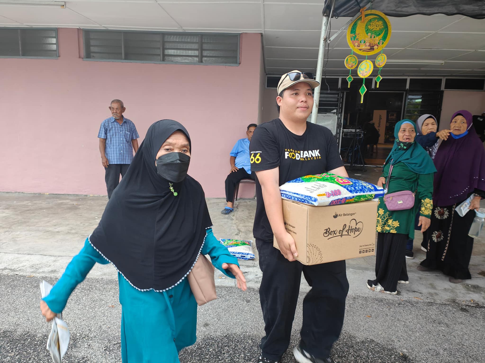 Read more about the article SESAMA MARA BOX OF HOPE AIR SELANGOR, VILLAGE GROCER & YAYASAN FOOD BANK MALAYSIA