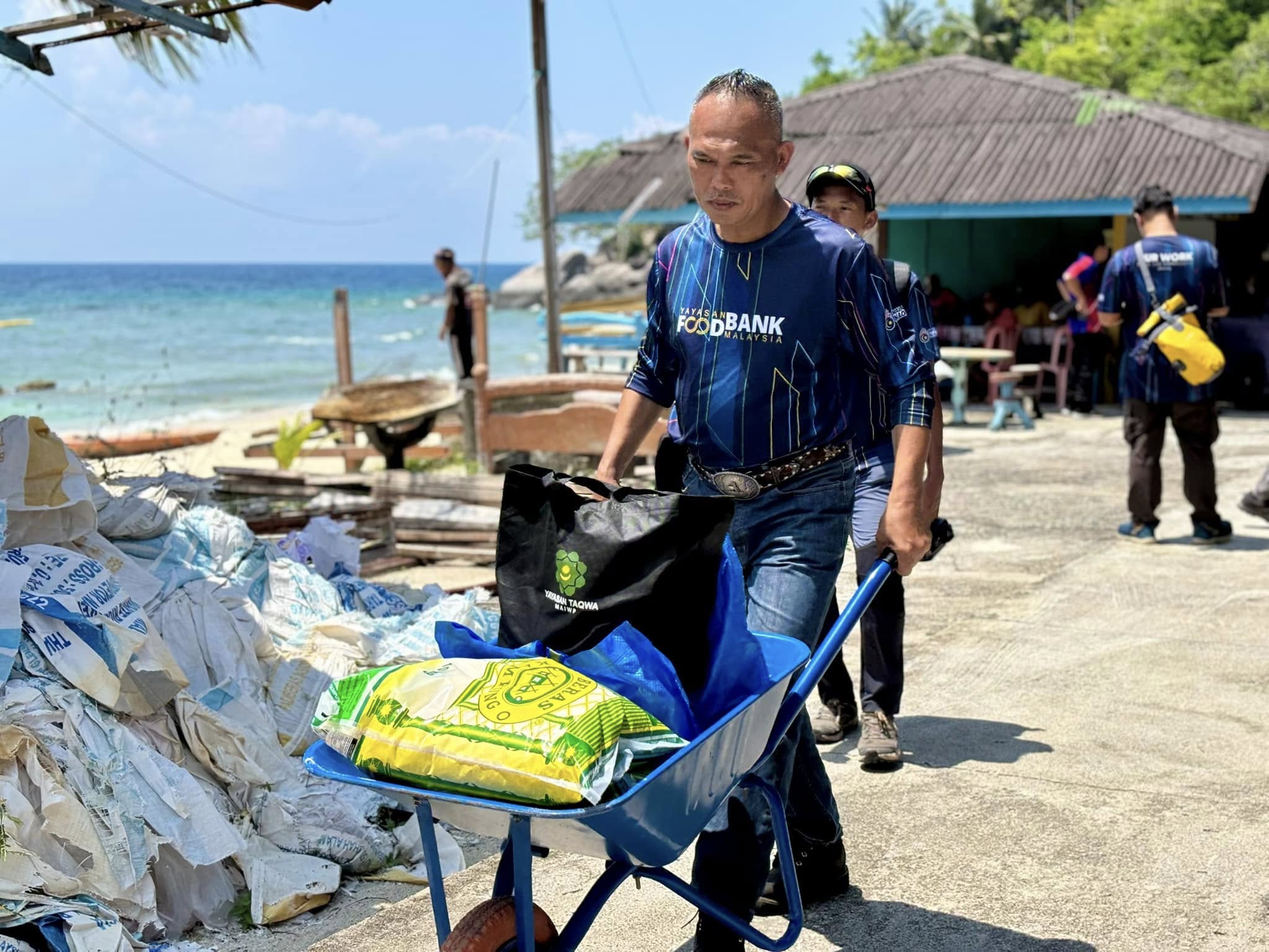 Read more about the article BANTUAN TENGKUJUH SUSUR PULAU YFBM 2024 BERSAMA YAYASAN TAQWA – MAIWP DI PULAU PEMANGGIL, PULAU AUR DAN PULAU TINGGI, JOHOR