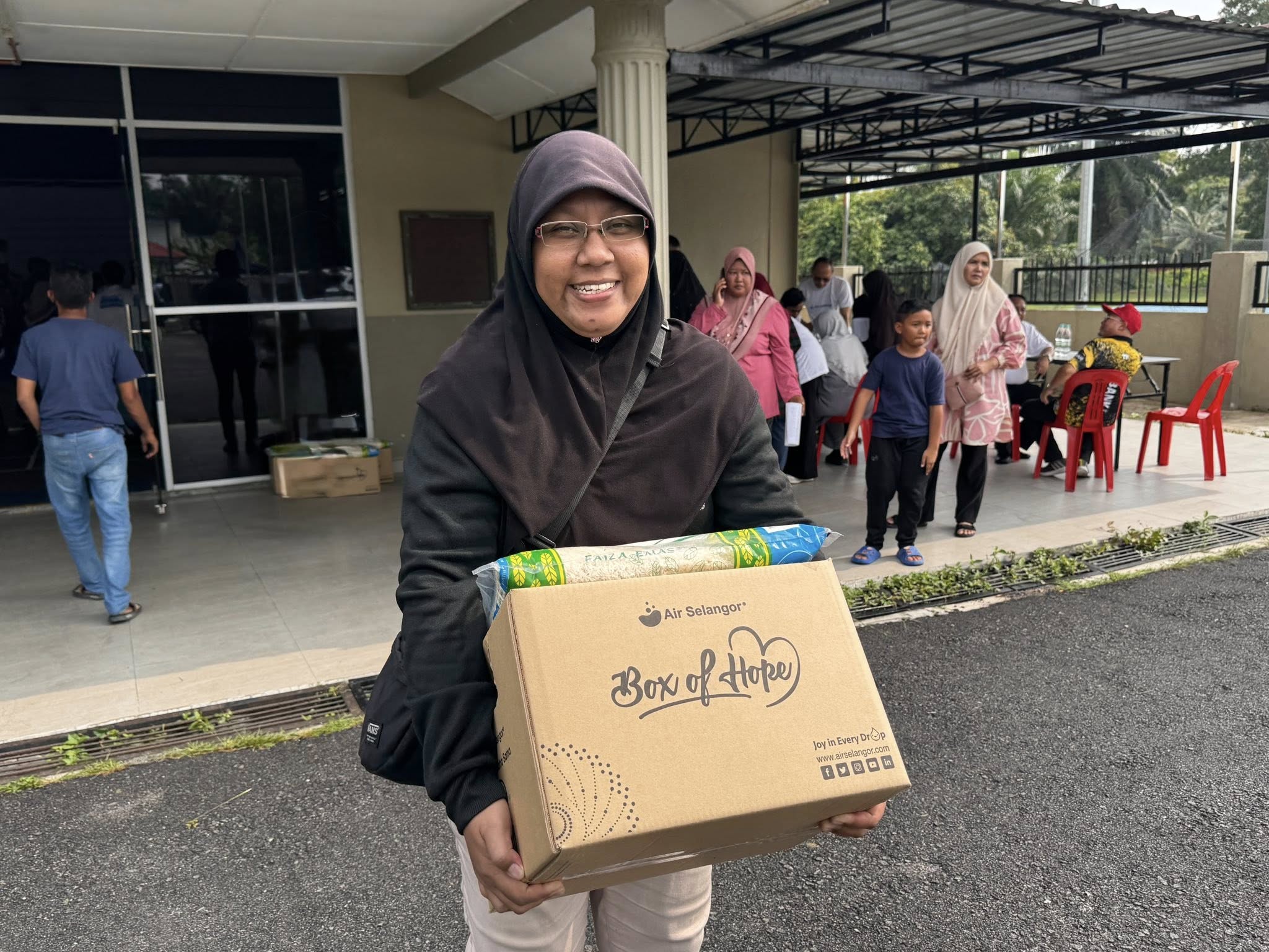 Read more about the article 200 KELUARGA DI PULAU INDAH TERIMA BANTUAN BOX OF HOPE DARIPADA AIR SELANGOR, VILLAGE GROCER & YFBM