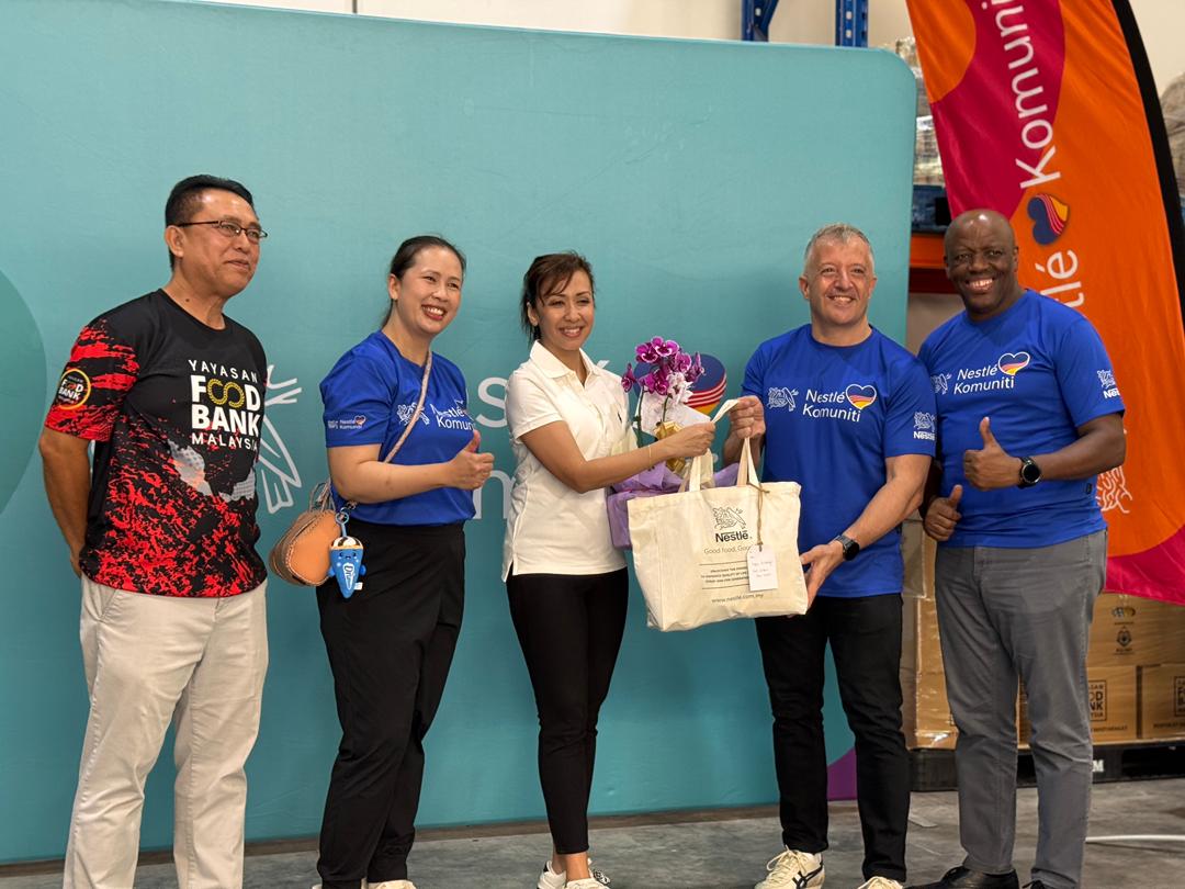 Read more about the article SESI PEMBUNGKUSAN 480 BEG SUMBANGAN NESTLÉ MALAYSIA BERSAMA YAM TENGKU DATIN PADUKA SETIA ZATASHAH