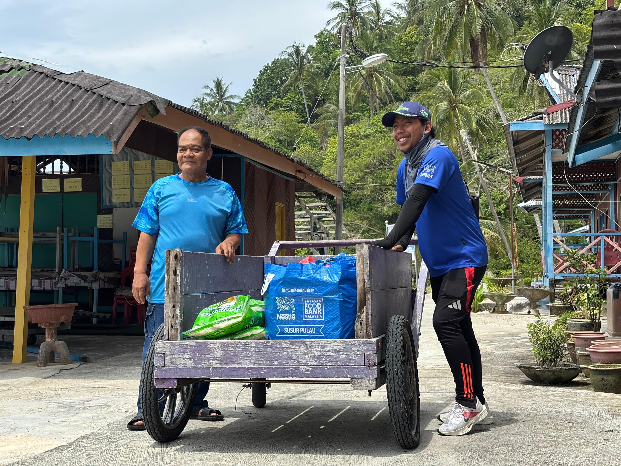 Read more about the article YFBM, NESTLÉ MALAYSIA DAN YAYASAN YARA SALUR BANTUAN AWAL TENGKUJUH KEPADA PENDUDUK PULAU DI MERSING