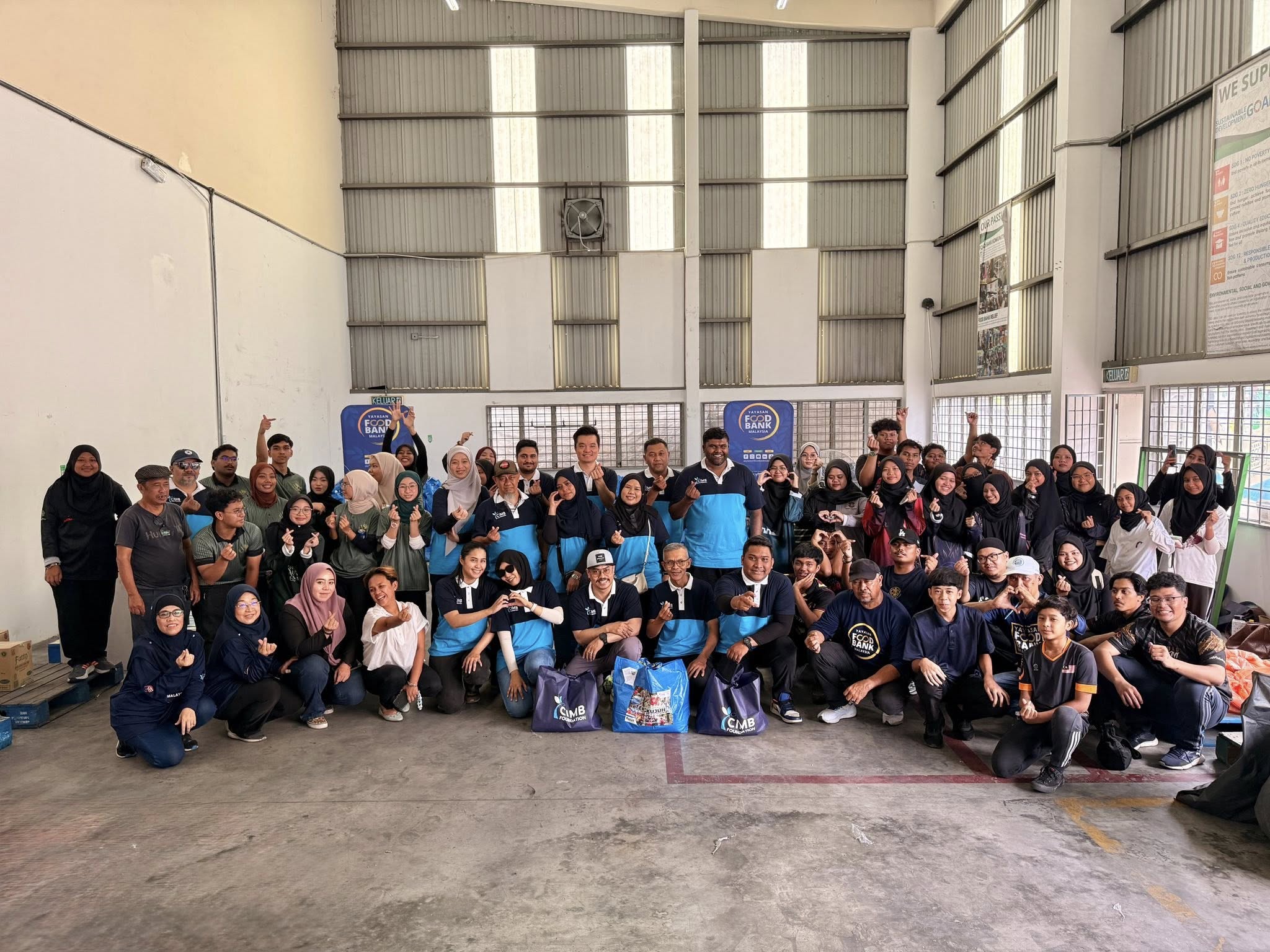 Read more about the article Sesi Pembungkusan 1500 Beg Bantuan Program Kembara Tengkujuh Sumbangan CIMB Foundation