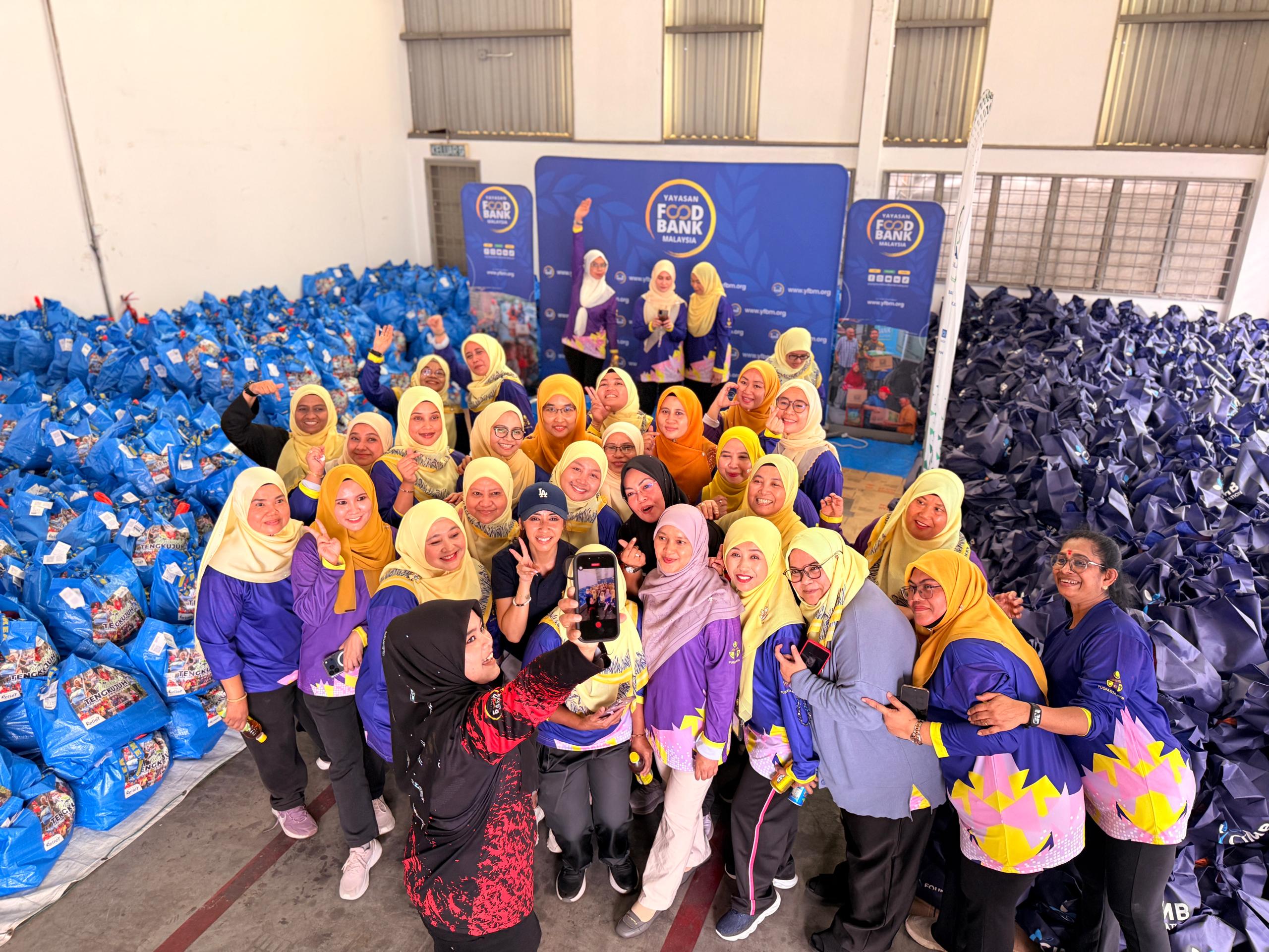 Read more about the article SESI PEMBUNGKUSAN BEG BANTUAN PROGRAM KEMBARA TENGKUJUH SUMBANGAN CIMB FOUNDATION BERSAMA PUSPANITA KPM DI YAYASAN FOOD BANK MALAYSIA