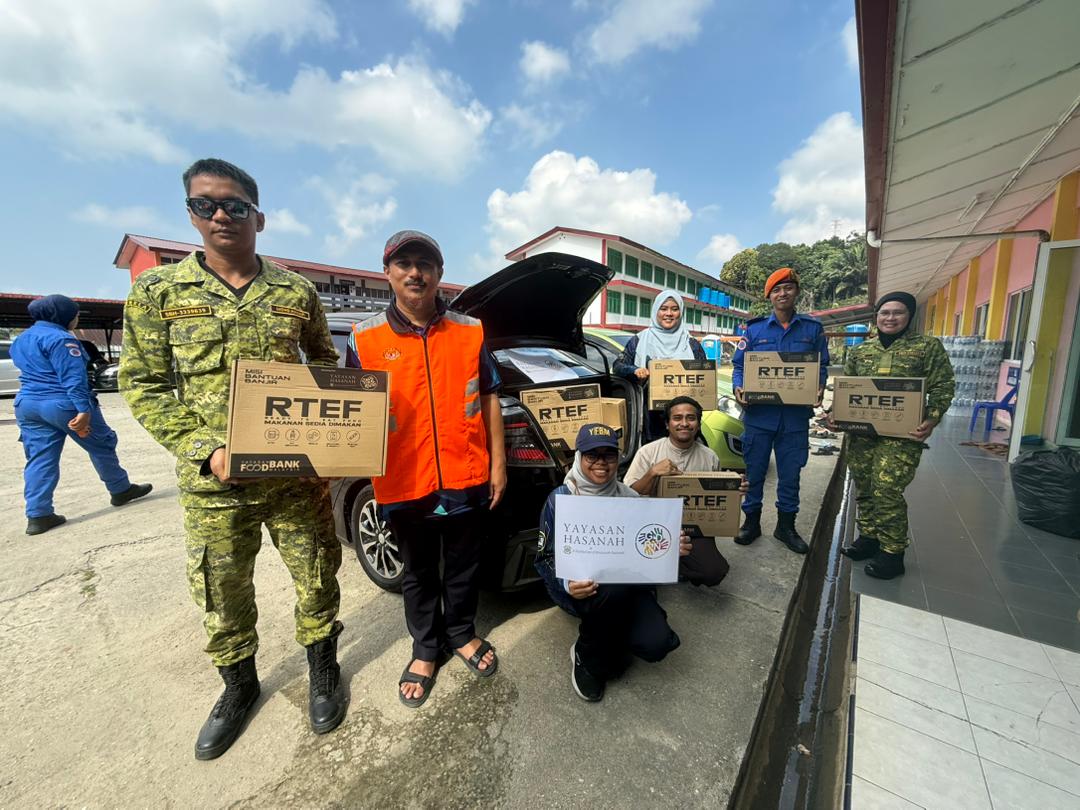 Read more about the article Kemas Kini: Penyaluran Bantuan Makanan di PPS SMK Batu Sapi